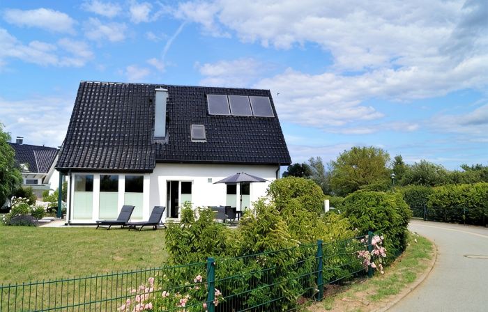 Modern, spacious vacation home - natural beach, space & tranquillity, fireplace