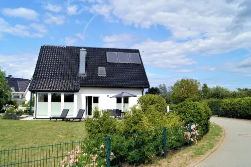 Modern, spacious vacation home - natural beach, space & tranquillity, fireplace - 4-Star