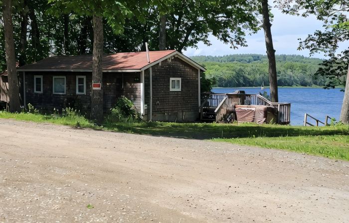 Beautiful lake side cottage