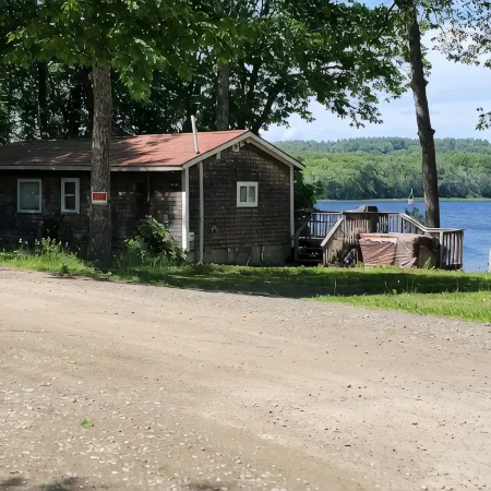 Beautiful lake side cottage