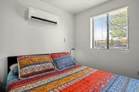 Downtown Blueberry Bungalow w/AC, Fully Fenced Yard, 3 Smart TVs, W/D, Fast WiFi - บังกะโล