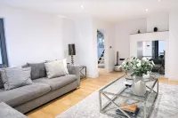 Garnet;  3br large home, NR RAF, Pet friendly - Homestays