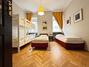 Hostel Helvetia - Private Rooms in City Center and Old Town