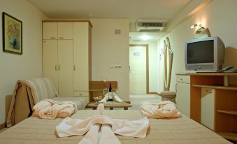 a hotel room with two beds , one on the left side and the other on the right side of the room at Flamengo