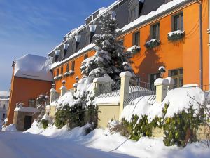 Hotel & Felsenkeller Lay-Haus GmbH