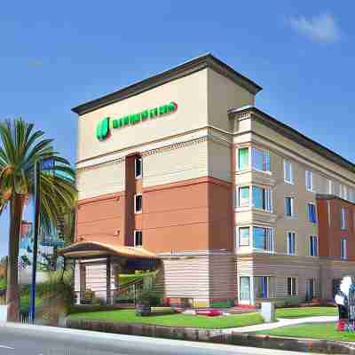 Holiday Inn & Suites Oakland - Airport Hotel Exterior