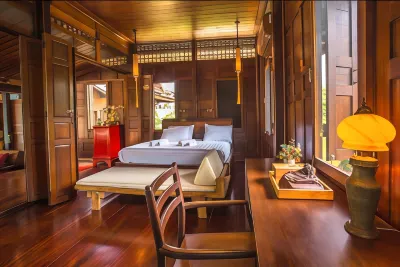 Baankwaeom Boutique Homestay Amphawa Hotels near Khao Yoi