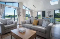 Swanlake Lodge - 3 Bedroom Holiday Home - Penally