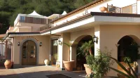 Hotel Villa Degli Angeli Hotel dekat Chiesa di San Tommaso da Villanova