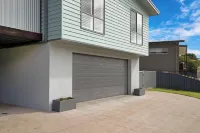Spacious Coastal Retreat an Easy Walk to River or Beach