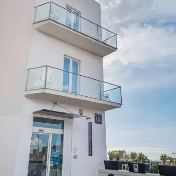 โรงแรมเอ็กซ์คลูซีฟ โรงแรมใกล้หาด Maddalusa Beach