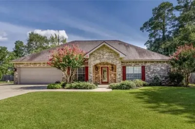 House near casinos and Prien lake park with a guest house
