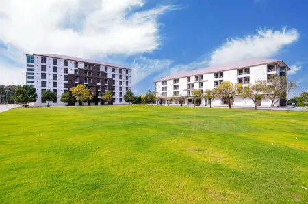 Creston Grand Hotel Suphan Buri Отели в г. Phak Hai