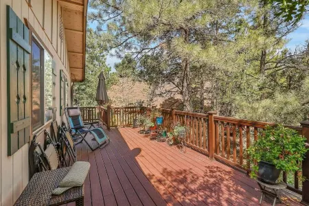 Cozy 3 Bedroom Cabin: Get Out of the Valley Heat in Munds Park. Отели рядом с достопримечательностью «Pinewood Trailhead»