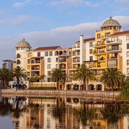 Island Club Hotel & Apartments Отели рядом с достопримечательностью «Intaka Island»