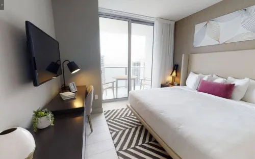 Luxury Condo, Stunning Ocean views, Free Parking!