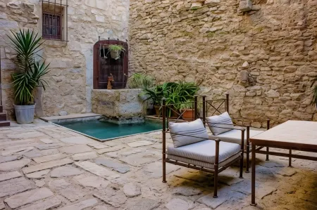 As Palau Dels Alemanys Suites Boutique Monument Отели рядом с достопримечательностью «Parc de les Moreres»