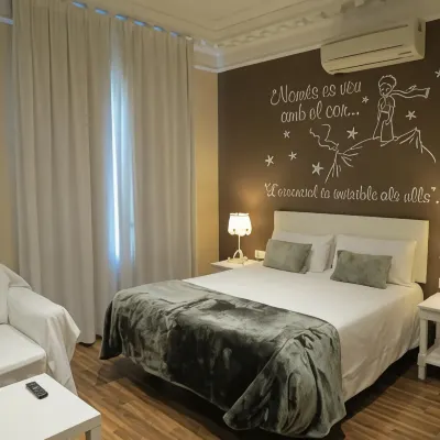 Hostal Petit Príncep Отели рядом с достопримечательностью «Луз де Гас»