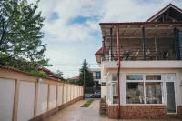Nest Guesthouse Hotel dekat Water Castle