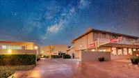 Route 66 Motor Inn - parking