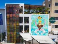Nomads Hotel, Hostel & Rooftop Pool Cancun Отели рядом с достопримечательностью «Улица Тулум»