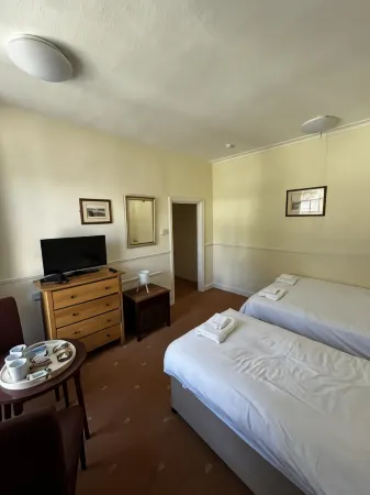 New Birchfield Hotel Отели рядом с достопримечательностью «Broadoak Mathematics and Computing College»