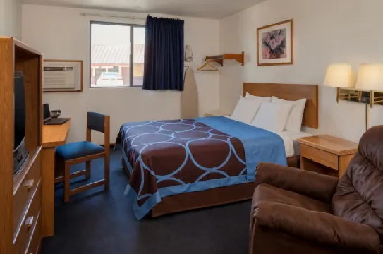 Super 8 by Wyndham Manhattan KS