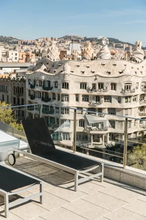 Suites Avenue Отели рядом с достопримечательностью «Gaudi Experience»