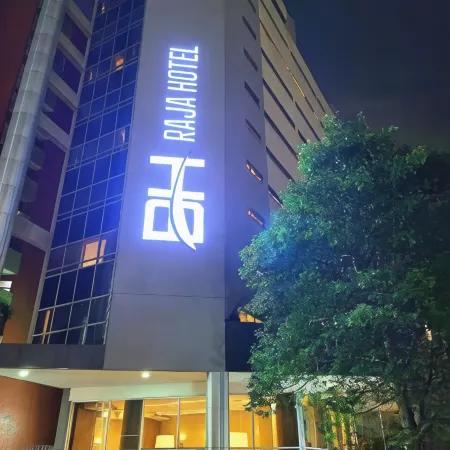 BH Raja Hotel Отели рядом с достопримечательностью «Площадь Свободы»