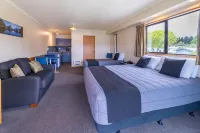 Lakeside Motel & Apartments - parkir