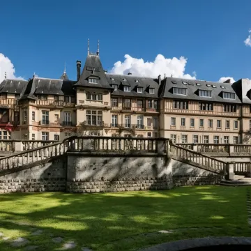 Château Jeanne & The Forest