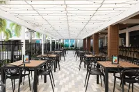 Kompose Boutique Resort at Theme Parks - breakfast
