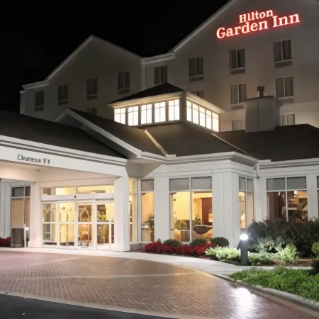 Hilton Garden Inn Cincinnati Blue Ash Отели рядом с достопримечательностью «Serene Suites Premier Memory Care»
