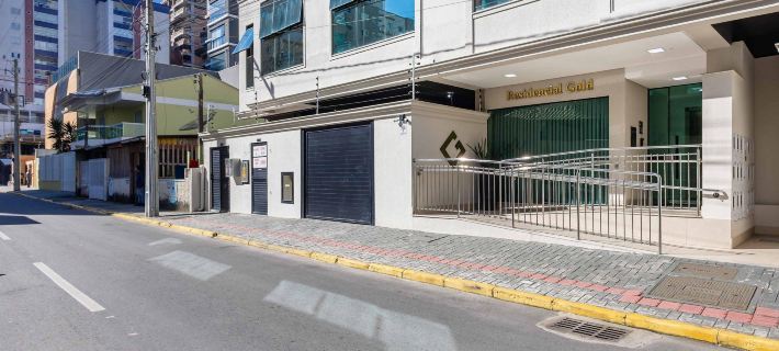 Aptos em prédio à 650 m da Meia Praia - RGOs Hotéis em Itapema