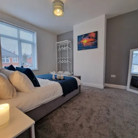 Less than 1 mile from City centre and racecourse. Pet friendly.