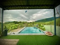 Jala Jala Casita Blanca Tiny House and Farm Stay with Mountain View and Pool