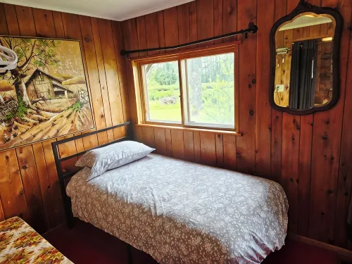 Sandy Lake Retreat Charming 2-bedroom cabin with WiFi, AC steps from the lake! - Hytter