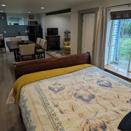 Charming studio. Close to highway and ferries.