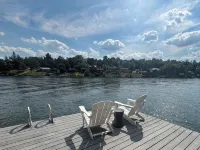 3-bedroom modern mid century cabin! Hot tub, fire pit and lake front - 샬레 호텔