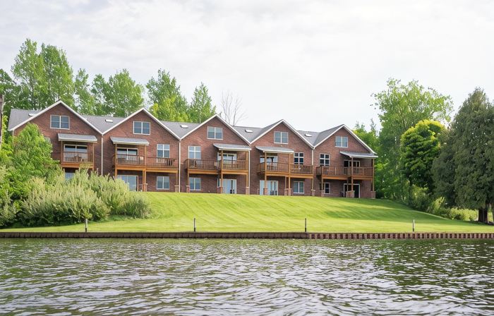 #2 Lakefront Hamlin Lake Retreat - Sleeps 10