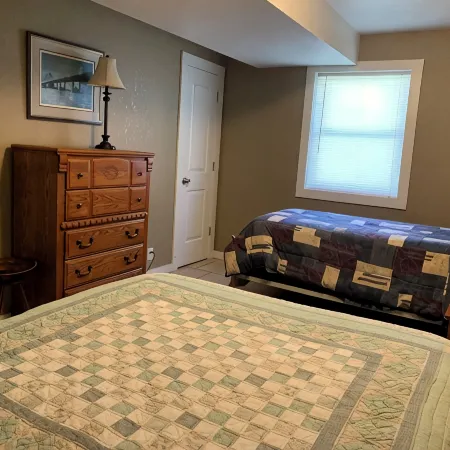 Lakehouse Lilypad with Boats and Game Room, Sleeps 9, 3k sq ft Home, Large Yard 샵 카운티 호텔