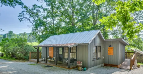 Luxury Cabin, King Bed, Hot Tub Minutes from Alpine Helen sits on 40 acres.