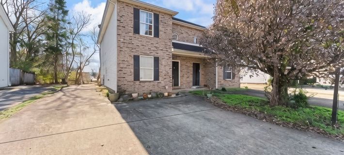 Renovated 3 bd 2.5 bath centrally located next to MTSU/Night life/Restaurants/DT Hotels in Murfreesboro