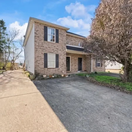 Renovated 3 bd 2.5 bath centrally located next to MTSU/Night life/Restaurants/DT
