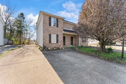 Renovated 3 bd 2.5 bath centrally located next to MTSU/Night life/Restaurants/DT