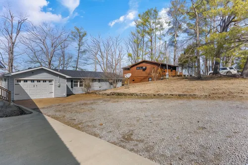 Waterfront 4-Bedroom Pet Friendly Lake House w/ dock for boat, fishing, swimming - Homestays