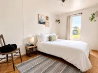 Cozy basecamp minutes from waterfalls, hiking and climbing