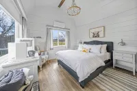 Charming Brazos River Front Cottage perfect for Stargazing, Tranquil and Private - Boutique