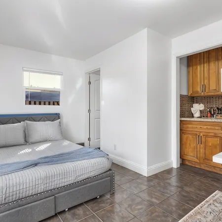 Recently Updated Private Studio w/ Separate Entrance Near Lake Chabot