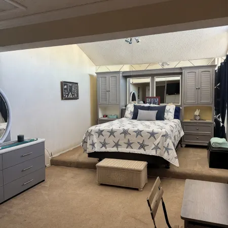 Charming 2-bedroom, 1.5-bath condo located on the intercoastal waterway